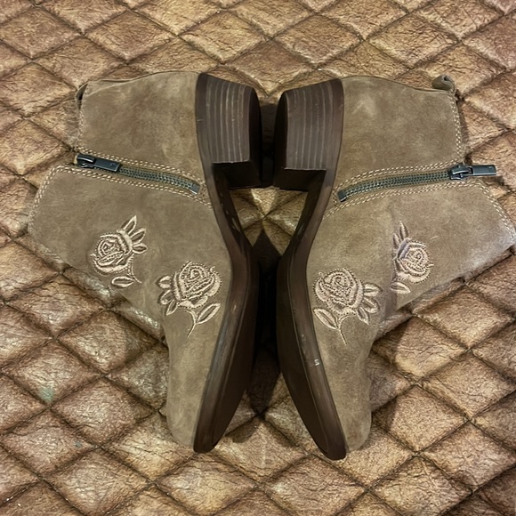 Lucky 🍀 Brand Embroidered bootie - Picture 2 of 8